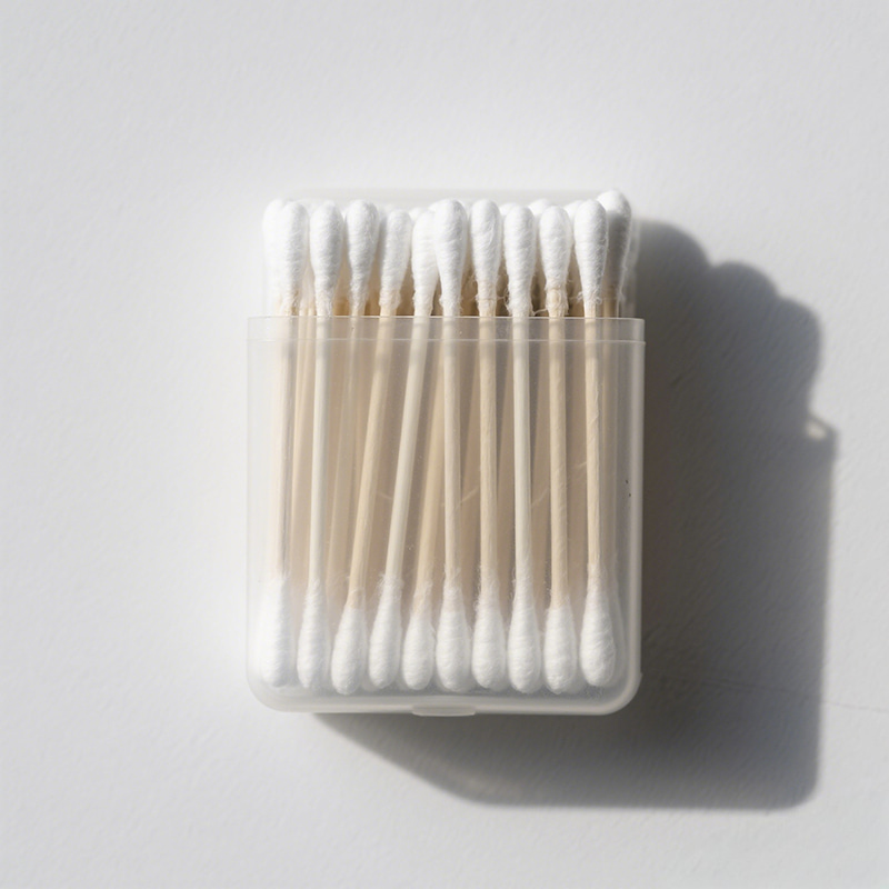 Tamponi di cotone in scatola di plastica